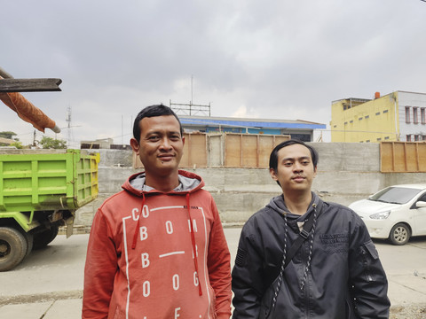 Cortez dan Indra, warga sekitar proyek flyover Nurtanio, Kota Bandung, Selasa (18/6/2025). Foto: Alya Zahra/kumparan 