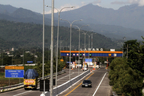 Pengendara mobil melintas di ruas Tol Malang Pandaan saat memasuki di gerbang tol Lawang, Malang, Jawa Timur, Rabu (18/6/2025). Foto: Ari Bowo Sucipto/ANTARA FOTO