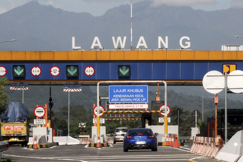 Pengendara mobil melintas di ruas Tol Malang Pandaan saat memasuki di gerbang tol Lawang, Malang, Jawa Timur, Rabu (18/6/2025). Foto: Ari Bowo Sucipto/ANTARA FOTO