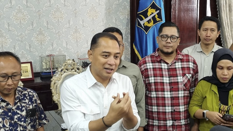 Wali Kota Surabaya, Eri Cahyadi, di ruang sidang Wali Kota Surabaya, Rabu (18/6/2025). Foto: Farusma Okta Verdian/kumparan