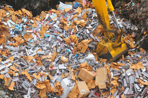 Petugas menggunakan alat berat mengubur rokok ilegal saat pemusnahan Barang Kena Cukai Ilegal (BKCI) di Tempat Pemrosesan Akhir (TPA) Tanjungrejo, Kudus, Jawa Tengah, Selasa (17/6/2025). Foto: Yusuf Nugroho/ANTARA FOTO