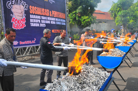 Sejumlah perwakilan forum pimpinan daerah secara simbolis membakar rokok ilegal saat pemusnahan Barang Kena Cukai Ilegal (BKCI) di Pendopo Kabupaten Kudus, Jawa Tengah, Selasa (17/6/2025). Foto: Yusuf Nugroho/ANTARA FOTO