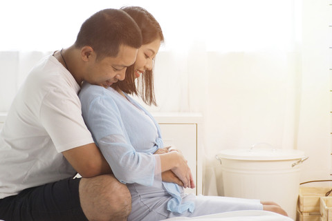 Ilustrasi Suami Memegang Perut Istrinya yang Hamil Besar. Foto: Shutterstock