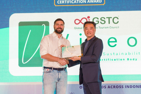 Country General Manager The Ascott Limited, Philip Barnes saat menerima sertifikasi dari Global Sustainable Tourism Council (GSTC) dalam acara ASR Festival 2025 pada Selasa (10/6).  Foto: Ascott Limited Indonesia