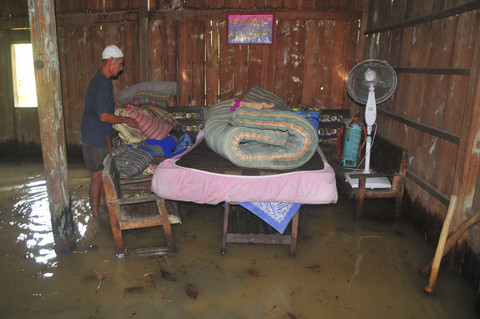 Warga mengamankan barang di rumahnya yang tergenang banjir di Desa Tanggirejo, Tegowanu, Grobogan, Jawa Tengah, Rabu (18/6/2025). Foto: Yusuf Nugroho/ANTARA FOTO