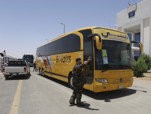 Sejumlah jemaah haji asal Iran berada di dalam bus saat melintas di perbatasan Arar antara Irak dan Arab Saudi, Selasa (17/6/2025). Foto: Ahmed Saad/Reuters