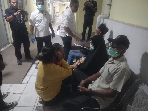 Keluarga dan teman-teman menangis histeris di RS Bhayangkara Padang. Dok: kumparan