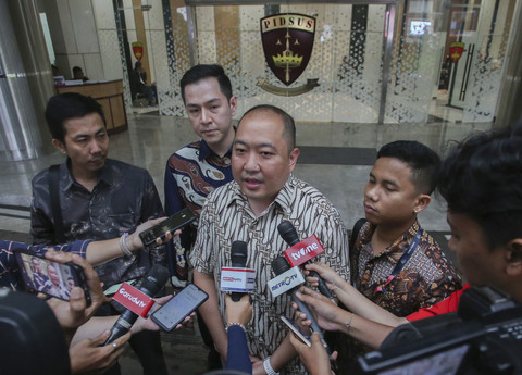 Direktur Utama PT Sri Rejeki Isman (Sritex) Iwan Kurniawan Lukminto (tengah) memberikan keterangan pers usai menjalani pemeriksaan oleh penyidik Jampidsus Kejaksaan Agung (Kejagung) di Jakarta, Rabu (18/6/2025). Foto: Muhammad Iqbal/ANTARA FOTO