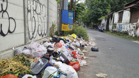 Tumpukan sampah di Jalan Kali Bokor 1, Kota Surabaya, Rabu (18/6/2025). Foto: Farusma Okta Verdian/kumparan