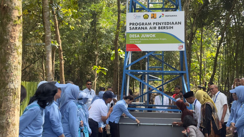 Pertamina bersama Seruni (Solidaritas Perempuan Untuk Indonesia) Kabinet Merah Putih, dan Kementerian ESDM membuka akses air di Desa Juwok, Kecamatan Sukodono, Sragen pada Selasa (17/06). Foto: Dok. Pertamina