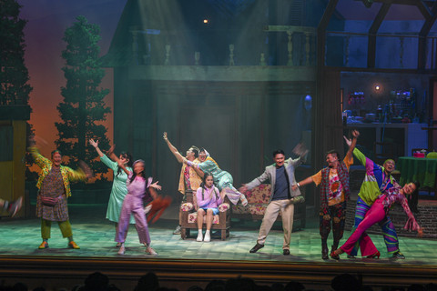 Pelakon memainkan pertunjukan panggung musikal Keluarga Cemara di Ciputra Artpreneur, Jakarta, Rabu (18/6/2025). Foto: Muhammad Adimaja/ANTARA FOTO