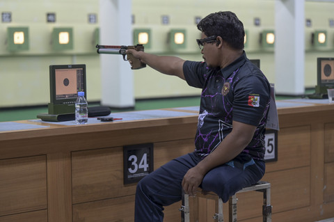 Petembak NPC Kabupaten Indramayu La Ode Agus membidik sasaran pada final 10 meter air pistol putra kejuaraan menembak disabilitas Pusrehab Kemhan 2025 di Lapangan Tembak Senayan, Jakarta, Rabu (18/6/2025). Foto: Fauzan/ANTARA FOTO