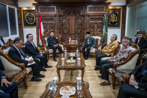 Ketua Umum Pimpinan Pusat (PP) Muhammadiyah Haedar Nashir (keempat kanan) berbincang dengan Ephorus Huria Kristen Batak Protestan (HKBP) Pendeta Victor Tinambunan (ketiga kiri) di Kantor PP Muhammadiyah, Jakarta, Rabu (18/6/2025). Foto: Bayu Pratama S/ANTARA FOTO
