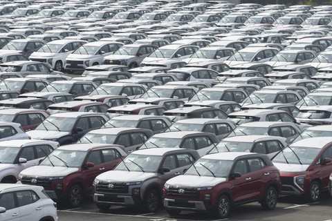 Deretan unit mobil terparkir di pabrik Hyundai Motor Manufacturing Indonesia (HMMI), Cikarang, Kabupaten Bekasi, Jawa Barat, Rabu (18/6/2025). Foto: Indrianto Eko Suwarso/ANTARA FOTO