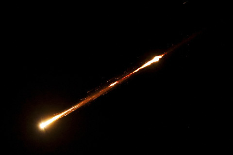 Sebuah rudal yang diluncurkan dari Iran ke arah Israel terlihat dari Ramallah, Tepi Barat yang diduduki Israel, Rabu (18/6/2025). Foto: Mussa Issa Qawasma/REUTERS