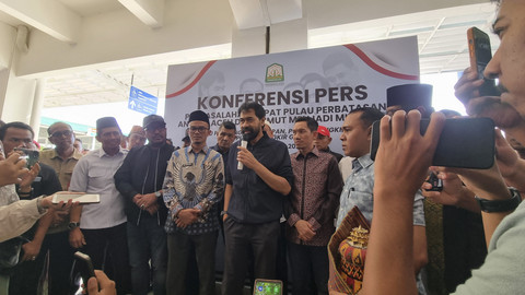 Gubernur Aceh Muzakir Manaf (Mualem) menyampaikan konferensi pers di Bandara Sultan Iskandar Muda, usai pengumuman resmi pengembalian empat pulau ke wilayah Aceh, Rabu (18/6/2025). Foto: kumparan