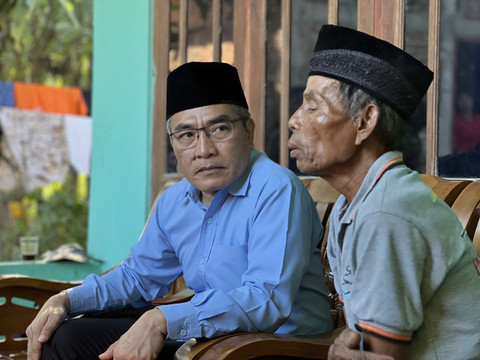 Bupati Bantul, Abdul Halim Muslih, dalam kunjungannya ke rumah Mbah Tupon, Selasa (29/4). Foto: Pandangan Jogja/Iqbaltwq