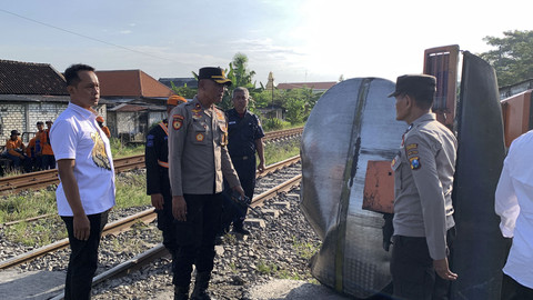 Kecelakaan antara truk tangki air vs KA 265 Ambarawa di perlintasan JPL 307A Km 183 + 2 jalur hilir petak jalan Lamongan-Surabaya, Desa Karanglangit, Kecamatan/Kabupaten Lamongan, Rabu (18/6/2025). Foto: Dok. Polres Lamongan