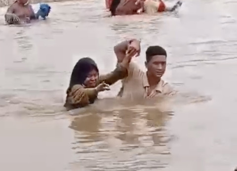 Momen ketika tenaga medis (kiri) dibantu warga meniti sungai di Kabupaten Seram Bagian Timur, Maluku, Jumat (13/6/2025). Dok: Ist