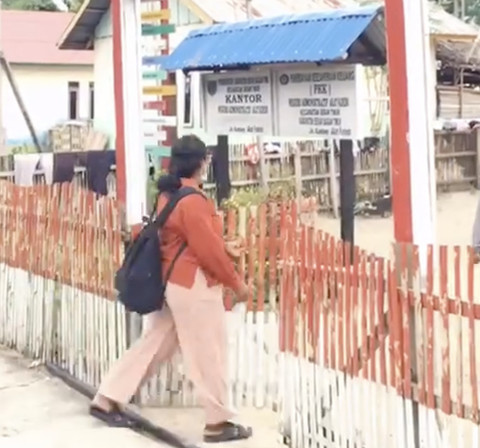 Petugas medis memasuki tempat pelayanan kesehatan di Kabupaten Seram Bagian Timur, Maluku, Jumat (13/6/2025). Dok: Ist