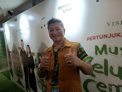 Sasongko Widjanarko alias Mang Saswi dalam Pertunjukan Musikal Keluarga Cemara, Ciputra Artpreneur, Jakarta Selatan, Rabu (18/6/2025). Foto: Giovanni/kumparan