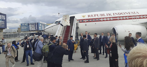 Presiden Prabowo Subianto tiba di Bandara VVIP Bandar Udara Internasional Pulkovo, St. Petersburg, Rusia pada Rabu (18/6/2025). Foto: Luthfi Humam/kumparan