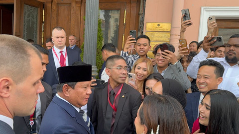 Presiden Prabowo Subianto disambut oleh mahasiswa dan diaspora Indonesia di St. Petersburg, Rusia pada Rabu (18/6/2025). Foto: Luthfi Humam/kumparan