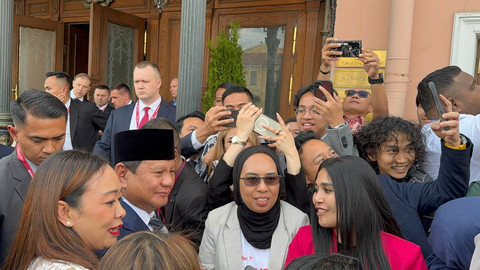 Presiden Prabowo Subianto disambut oleh mahasiswa dan diaspora Indonesia di St. Petersburg, Rusia pada Rabu (18/6/2025). Foto: Luthfi Humam/kumparan
