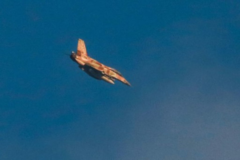 Jet tempur F-16 Israel tengah menyerang sasarannya Foto: Bashar Taleb/AFP