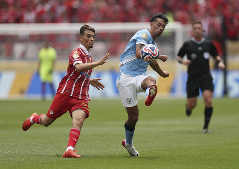 Pemain Mancehster City Tijjani Reijnders berusaha melewati pemain Wydad Casablancas Oussama Zemraoui pada pertandingan Piala Dunia Antarklub grup G di Lincoln Financial Field, Philadelphia, Amerika Serikat, Rabu (18/6/2025). Foto: Lee Smith/Reuters
