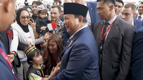 Presiden Prabowo Subianto menyapa WNI dan diaspora RI di Rusia. Foto: Youtube/Sekretariat Presiden