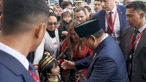 Presiden Prabowo Subianto menyapa WNI dan diaspora RI di Rusia. Foto: Youtube/Sekretariat Presiden