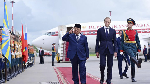 Presiden Prabowo Subianto tiba di Bandara VVIP Bandar Udara Internasional Pulkovo, St. Petersburg, Rusia pada Rabu (18/6/2025). Foto: Instagram/ @sekertariat.kabinet