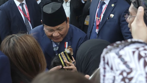 Presiden Prabowo Subianto menyapa WNI dan diaspora RI di Rusia. Foto: Youtube/Prabowo Subianto