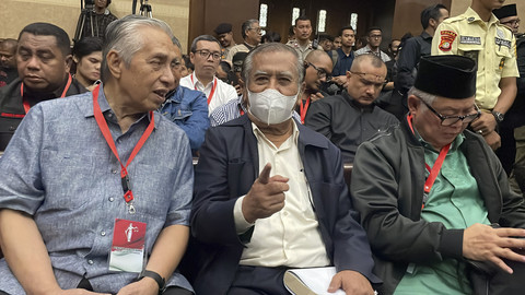 Eks Hakim MK, Maruarar Siahaan (tengah) dihadirkan menjadi ahli dalam sidang lanjutan dugaan suap dan perintangan penyidikan Harun Masiku yang menjerat Sekjen PDIP Hasto Kristiyanto sebagai terdakwa, di Pengadilan Tipikor Jakarta, Kamis (19/6/2025). Foto: Fadhil Pramudya/kumparan