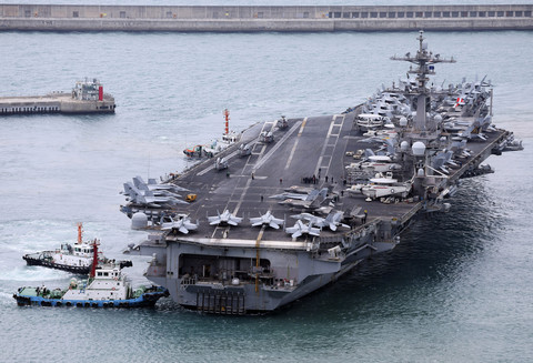 Angkatan Laut AS ini menunjukkan helikopter MH-60S Sea Hawk melayang di atas kapal induk USS Carl Vinson saat beroperasi di Timur Tengah, 12 April 2025. Foto: Petty Officer 3rd Class Nathan Jordan/Via AP Photo