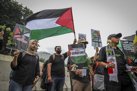 Sejumlah pengunjuk rasa melakukan aksi bela Palestina di depan Kedutaan Besar Amerika Serikat, Jakarta, Kamis (19/6/2025). Foto: Iqbal Firdaus/kumparan