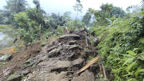 Lokasi tanah bergerak di Kampung Cigintung, Desa Pasirmunjul pada Kamis (19/6/2025). Foto: Dok. kumparan