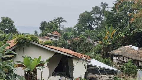 Imbas tanah bergerak di Kampung Cigintung, Purwarkarta, pada Kamis (19/6/2025). Foto: Dok. kumparan