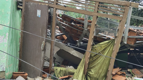 Imbas tanah bergerak di Kampung Cigintung, Purwarkarta, pada Kamis (19/6/2025). Foto: Dok. kumparan