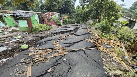 Imbas tanah bergerak di Kampung Cigintung, Purwarkarta, pada Kamis (19/6/2025). Foto: Dok. kumparan