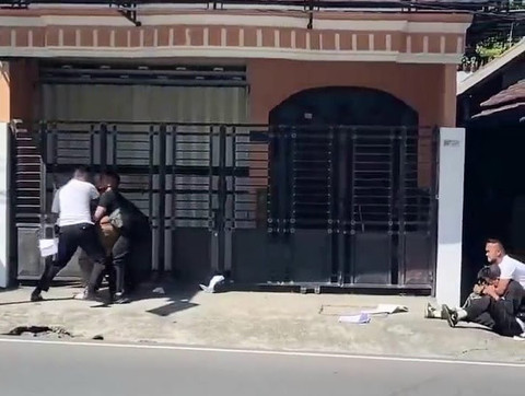 Tiga mahasiswa ditangkap melakukan aksi membentangkan poster saat kunjungan Wakil Presiden RI Gibran Rakabuming Raka di Kota Blitar, Rabu (18/6/2025). Foto: Dok. Istimewa