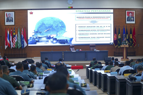 Panglima TNI Jenderal TNI Agus Subiyanto memberikan kuliah umum kepada 212 Perwira Siswa Dikreg LIII Sesko TNI TA 2025 di Graha Widya Adibrata, Sesko TNI, Bandung, Jawa Barat, Rabu (18/6/2025). Foto: Dok. Puspen TNI