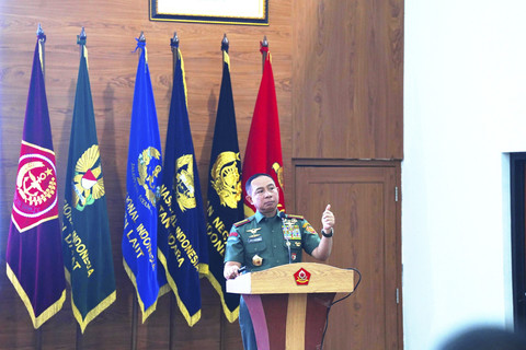 Panglima TNI Jenderal TNI Agus Subiyanto memberikan kuliah umum kepada 212 Perwira Siswa Dikreg LIII Sesko TNI TA 2025 di Graha Widya Adibrata, Sesko TNI, Bandung, Jawa Barat, Rabu (18/6/2025). Foto: Dok. Puspen TNI