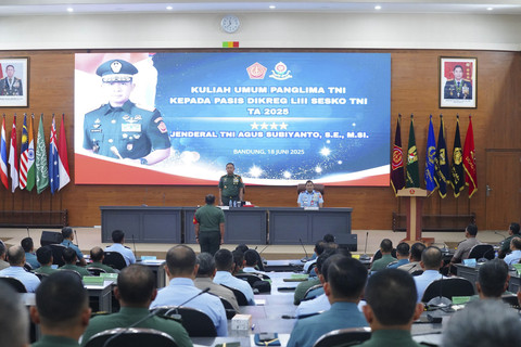 Panglima TNI Jenderal TNI Agus Subiyanto memberikan kuliah umum kepada 212 Perwira Siswa Dikreg LIII Sesko TNI TA 2025 di Graha Widya Adibrata, Sesko TNI, Bandung, Jawa Barat, Rabu (18/6/2025). Foto: Dok. Puspen TNI