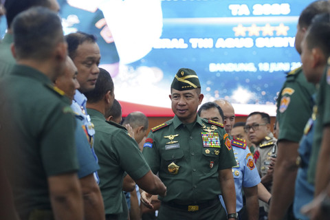 Panglima TNI Jenderal TNI Agus Subiyanto memberikan kuliah umum kepada 212 Perwira Siswa Dikreg LIII Sesko TNI TA 2025 di Graha Widya Adibrata, Sesko TNI, Bandung, Jawa Barat, Rabu (18/6/2025). Foto: Dok. Puspen TNI