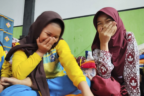 Silva Devia dan Ayunda, anak-anak di posko pengungsian Kampung Cigintung, Purwakarta, Kamis (19/6/2025). Dok: kumparan
