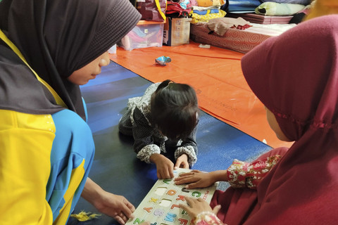 Anak-anak di posko pengungsian Kampung Cigintung, Purwakarta, Kamis (19/6/2025). Dok: kumparan
