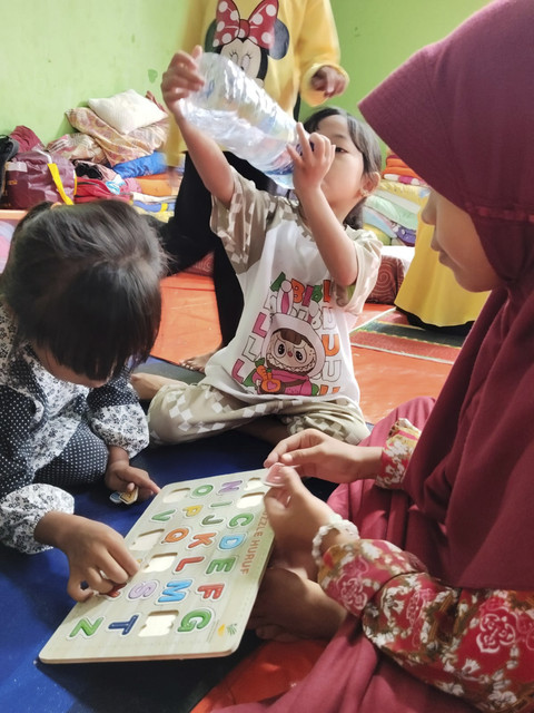 Anak-anak di posko pengungsian Kampung Cigintung, Purwakarta, Kamis (19/6/2025). Dok: kumparan