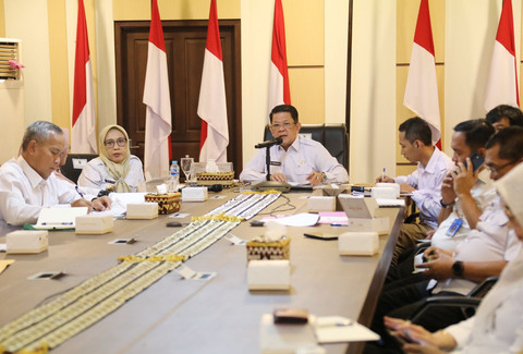 Pj. Sekda Provinsi Lampung, M. Firsada saat memimpin rapat koordinasi dengan Kementerian Perlindungan Pekerja Migran Indonesia (KP2MI) | Foto : Dok. Adpim